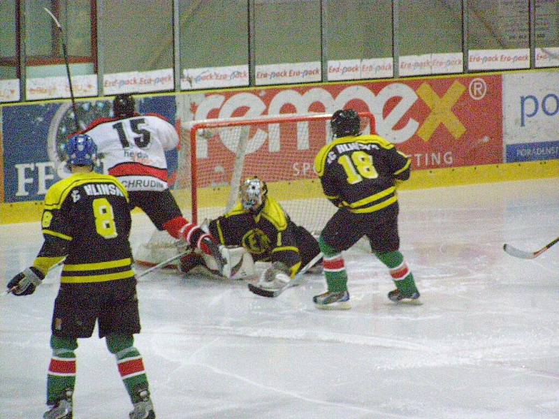 V dohrávce 15. kola krajské ligy juniorů Chrudim porazila Hlinsko 6:3.Na snímku zleva Volf, Slavík, Gregor a Voda. 