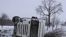 Kamion s návěsem Scania havaroval v pondělí 13. prosince poblíž Rané u Hlinska. Z příkopu ho museli vyprostit hasiči. 