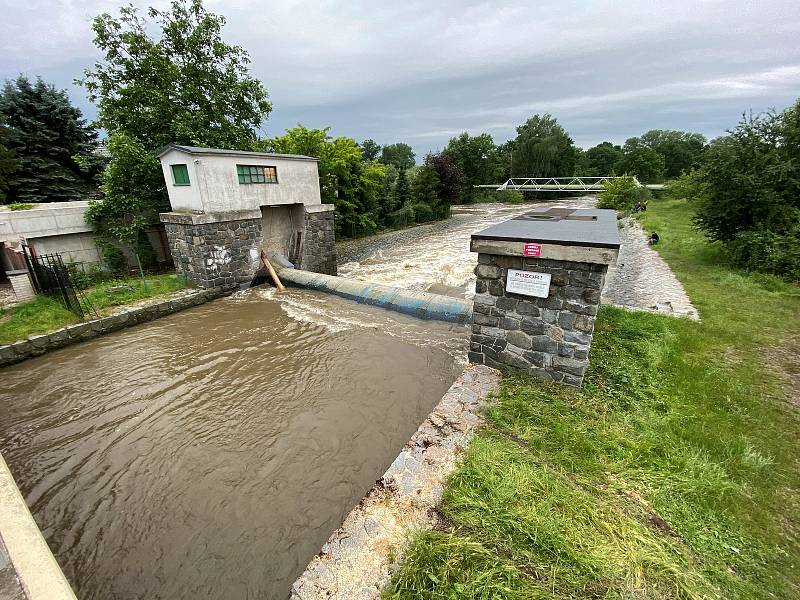 Řeka Chrudimka v Nemošicích je na 3. stupni povodňového nebezpečí
