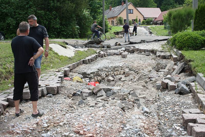 Vylitý a rozbouřený Podolský potok odnesl ve Vápenném Podolu celou silnici, vydlážděnou masivními žulovými kostkami. Místy proud během chvíle vyhloubil až metrové koryto. Vytopil rovněž dva domy.