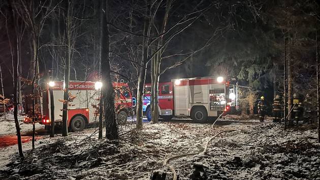 Hořel les, hasiči zjistili ohniska pálení klestí