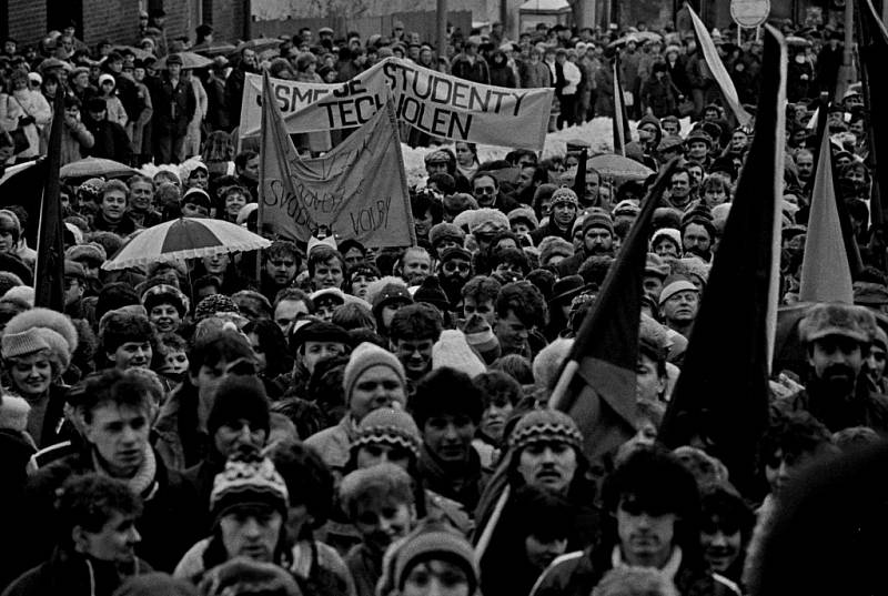 17. listopad 1989: Demonstranti v Hlinsku zaplnili celé náměstí.