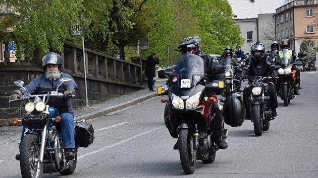 Zahájení sezony v podání motorkářů.