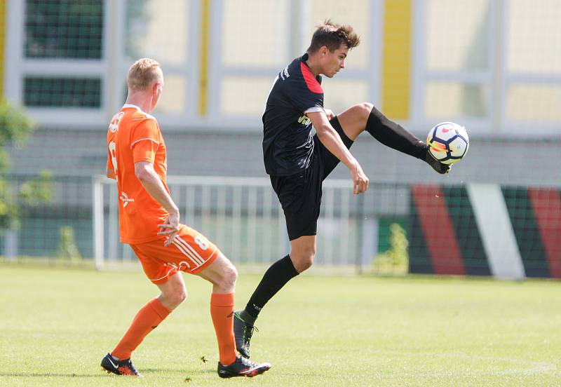 Přípravné fotbalové utkání Národní fobalové ligy mezi MFK Chrudim (v černém) a Sokolem Živanice (v oranžovém) na hřišti v Chrudimi.