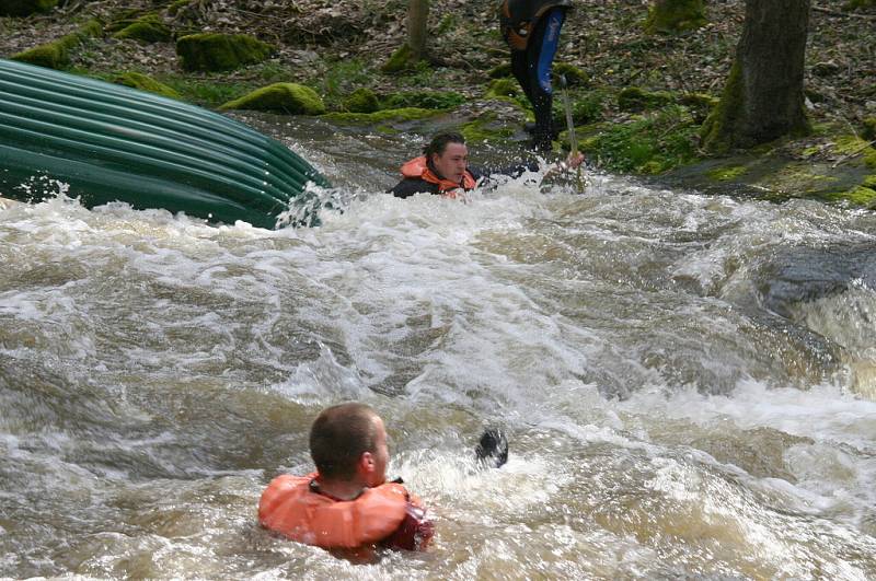 Může jít i o život. Mladotický vodní vír je nejzrádnějším místem celého sjezdu, který při otevírání Doubravy vodáci absolvují.