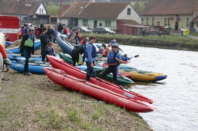 Může jít i o život. Mladotický vodní vír je nejzrádnějším místem celého sjezdu, který při otevírání Doubravy vodáci absolvují.