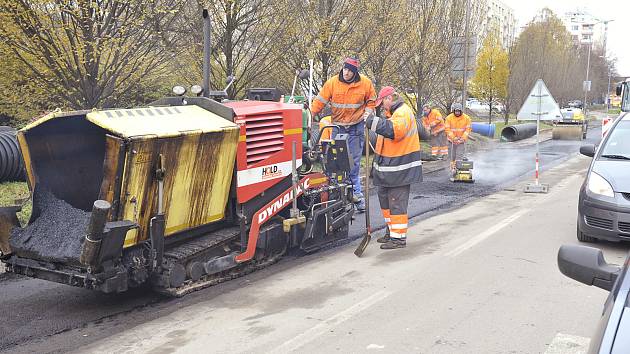 NA KŘIŽOVATCE Palackého třídy, ulice Obce Ležáků a Vrchlického ulice jsme včera zastihli asfaltéry. Kyvadlový provoz je v tomto úseku nadále řízen přenosnými semafory.