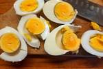 Domácí vajíčka uvařená s předstihem, aby byla skutečně studená. Teplá by mohla udělat v salátu paseku.