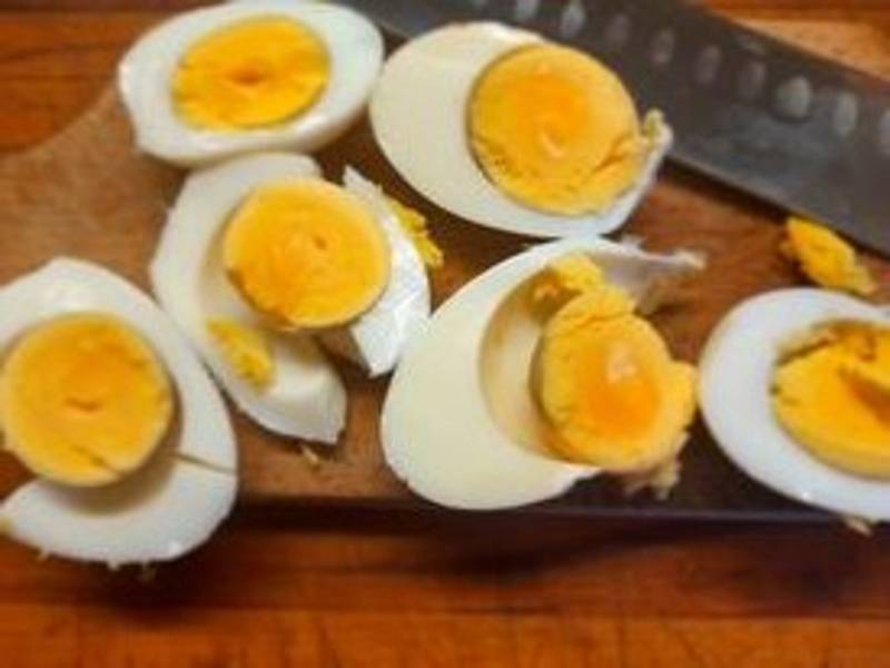 Domácí vajíčka uvařená s předstihem, aby byla skutečně studená. Teplá by mohla udělat v salátu paseku.