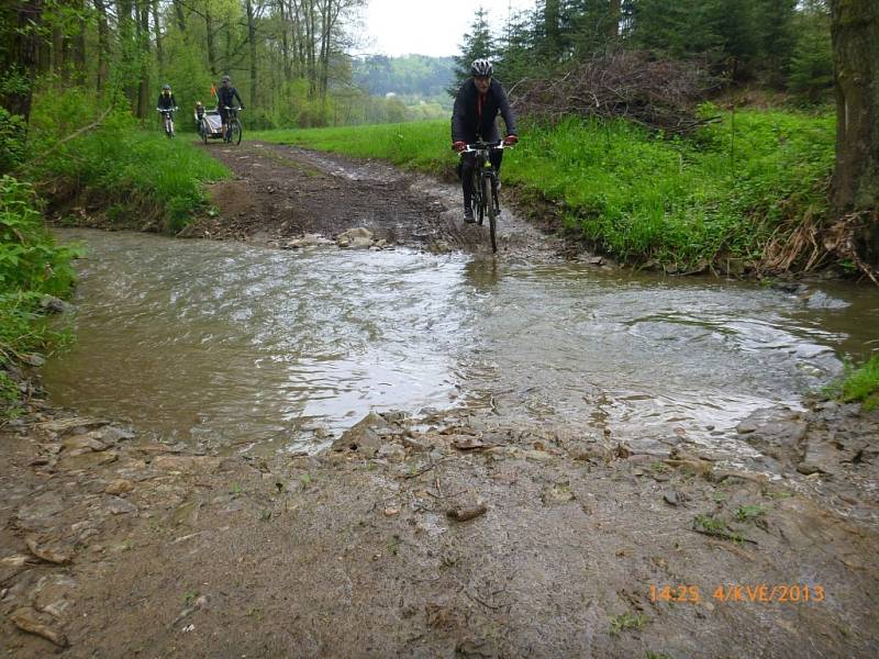 Cyklisté se během výletu podívali k prameni řeky Doubravy.