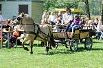 Na Jezdeckém dni v Kozojedech nechyběla přehlídka plemen koní, barokní jízda v kostýmech na dobovou hudbu, parkurové skákání a vozatajské parkury.