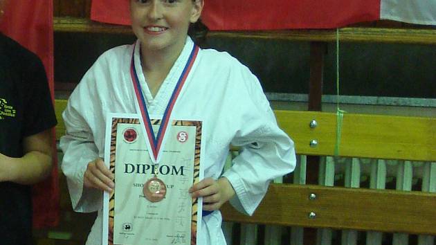 Nina Pražáková z oddílu Karate Hlinsko na vamberském Shotokan Cupu ve své kategorii obsadila třetí místo.