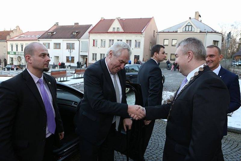 Prezident Miloš Zeman před hlineckou radnicí.