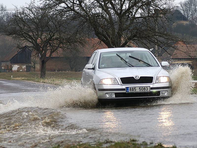 Březen 2009: Zaplavená silnice mezi obcemi Vejvanovice a Dvakačovice.