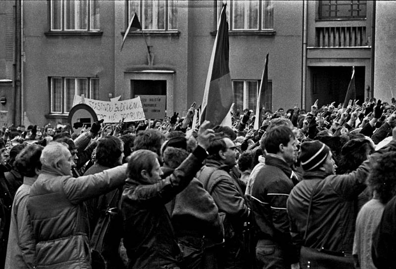 17. listopad 1989: Demonstranti v Hlinsku zaplnili celé náměstí.