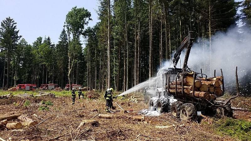 Hasiči zasahovali v Bojanově u požáru lesní vyvážečky.