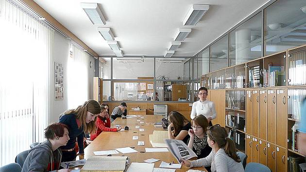 studenti Gymnázia Josefa Ressela v Chrudimi při své badatelské práci.