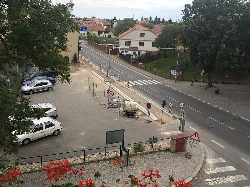 Rekonstrukce chodníku vedoucího kolem Městského úřadu ve Slatiňanech stála něco přes milion korun.