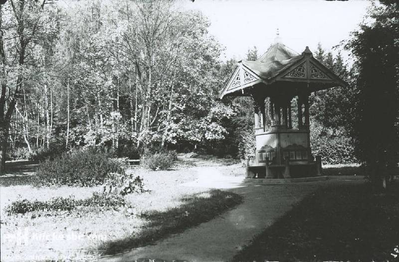 Snímek dřevěného altánu pochází z roku 1925.