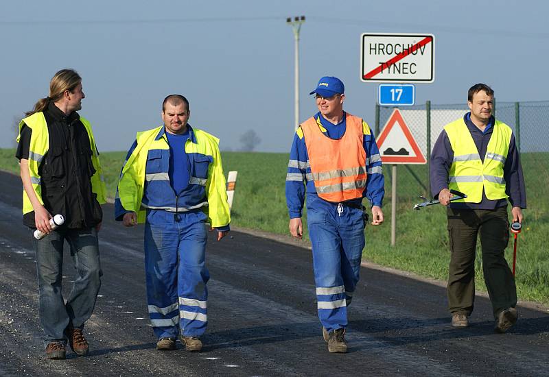 Stavební práce na silnici I/17 v úseku od Hrochova Týnce po odbočku III/ 385 11 pokračují.