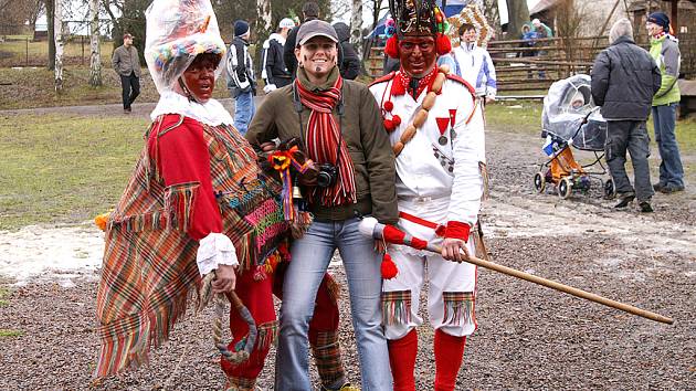 Masopustní obchůzka maškar ve skanzenu na Veselém Kopci v roce 2008.