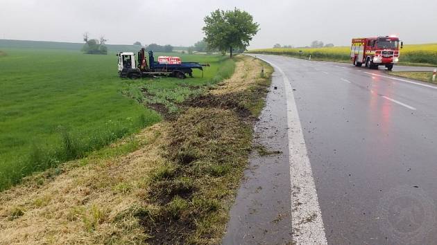 Auta skončila mimo silnici. Jedna zraněná osoba z nákladního vozu byla převezena do nemocnice.