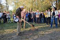 Sázení vzácné rostliny v Arboretu Hamzovy léčebny