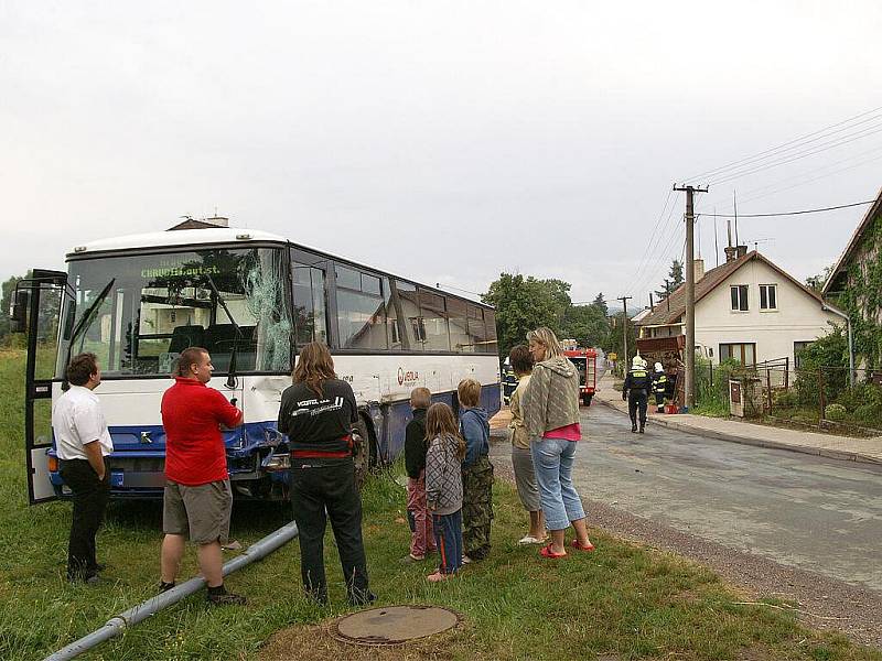 Při srážce náklaďáku s autobusem v Sobětuchách byli zraněni tři lidé.