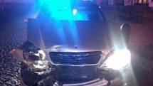 Dvacetiletý řidič osobního automobilu Mercedes ve Skutči nezvládl řízení a narazil do zaparkovaného autobusu