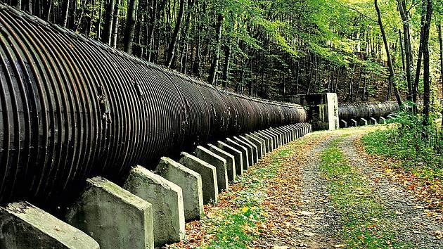 Unikátní dřevěné potrubí v okolí sečské přehrady.