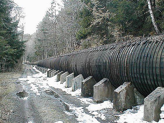 Unikátní dřevěné potrubí v okolí sečské přehrady.