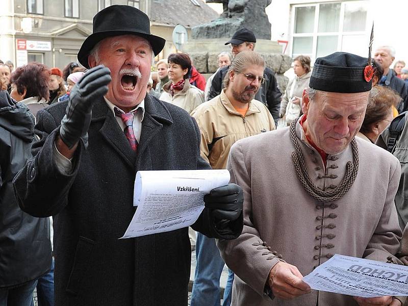 Hapenningu s názvem „Konečně mír! Konečně svoboda!“ na chrudimském Resselově náměstí byl ojedinělým pokusem o rekonstrukci událostí 28. října 1918