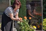 Po pietním aktu u pomníku Přísaha v urnovém háji si zástupci sociální  demokracie připomněli položením  květin a krátkou vzpomínkou výročí záhadné smrti Bohumila Laušmana.