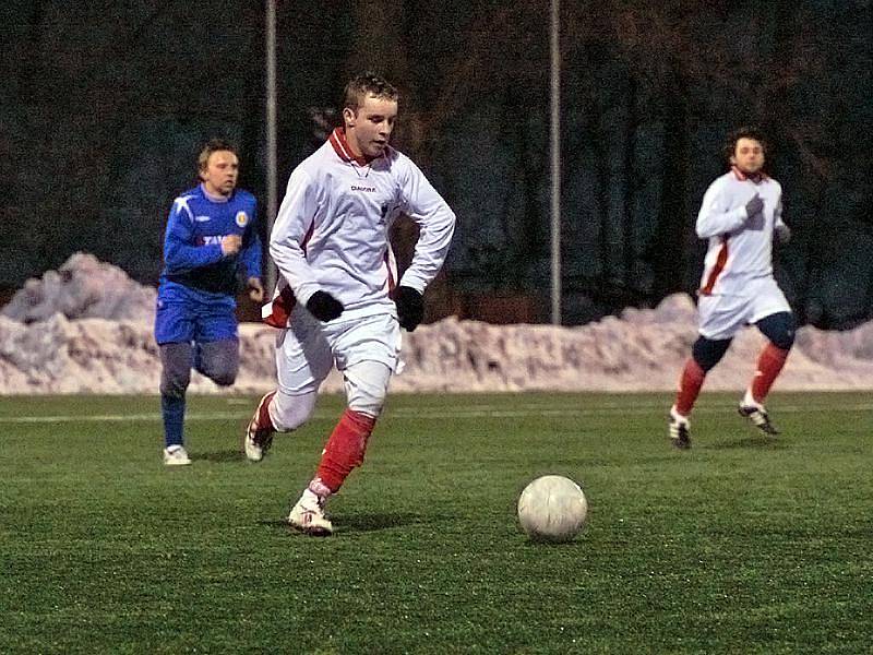 O víkendovém programu zimního fotbalového turnaje AFK Chrudim patřilo k magnetům derby účastníků I. A třídy mezi Jiskrou Heřmanův Městec (ve světlém) a ŽSK Třemošnice. Jiskra se dostala na koně rychlým gólem Hamsy, do polčasu pečetil Salfický.