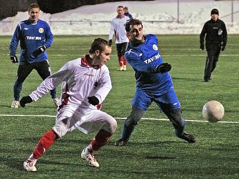 O víkendovém programu zimního fotbalového turnaje AFK Chrudim patřilo k magnetům derby účastníků I. A třídy mezi Jiskrou Heřmanův Městec (ve světlém) a ŽSK Třemošnice. Jiskra se dostala na koně rychlým gólem Hamsy, do polčasu pečetil Salfický.