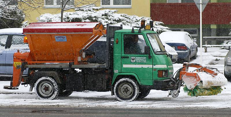 Do ulic k odklízení sněhu vyrazili i pracovníci technických služeb.