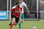 Fotbalové utkání mezi MFK Chrudim ( červenočerném) a FC Olympia Hradec Králové (v bílozeleném) na hřišti Pod vodojemem v Chrudimi.