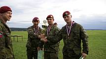 Trofej pro nejlepší tým, přímo z rukou maminky Nikolaje Martynova, přebrali výsadkáři Roty zbraní, 43. výsadkového praporu