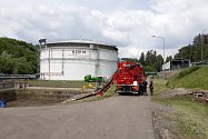 Hasiči odčerpávali 16. června vodu s naftou ve skladu Správy státních hmotných rezerv v Kostelci u Heřmanova Městce.