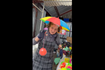 Kdo nakupuje v tržnici v polské Kudowě Zdróji, jistě nepřehlédl svéráznou seniorku, která s barevným deštníčkem na hlavě už dlouhá léta baví své zákazníky.