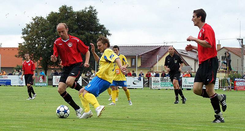 MFK Chrudim (v červeném) porazil na domácí půdě ve své premiéře v ČFL Ovčáry 2:0.