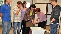 Otevření urny a sčítání hlasů při volbách do zastupitelstva v Nasavrkách.