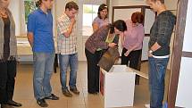 Otevření urny a sčítání hlasů při volbách do zastupitelstva v Nasavrkách.
