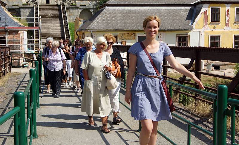 Výlet za památkami nabídla Chrudimská beseda místním seniorům jako alternativu k nechvalně proslulým předváděcím akcím.