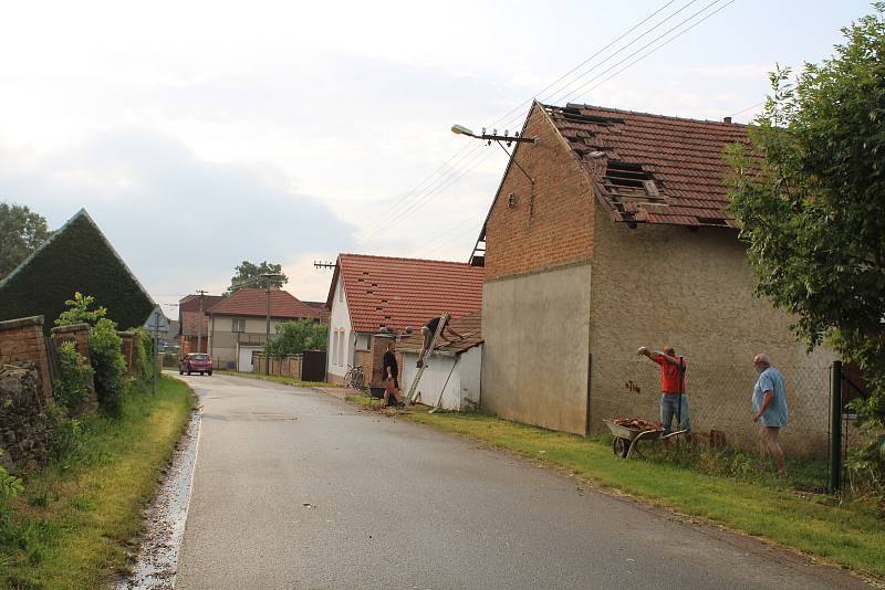 Rosice a Synčany. Polámané stromy, zničené střechy. "Uzavřena je aktuálně cesta Rosice Synčany kolem hřiště, Synčany - rybník a cyklostezka Rosice - Chrast. Prosím, dávejte pozor, nechoďte " na o hlídku" vesnice. Všude hrozí pády stromů a větví, střešní k