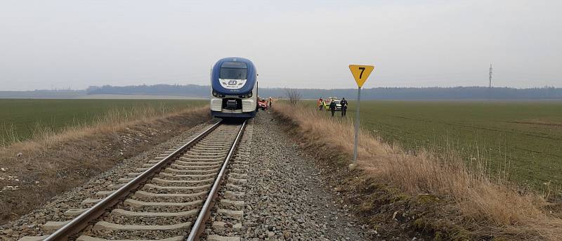 Zaječice - K tragické nehodě došlo ve čtvrtek před půl třetí hodinou v Zaječicích. Osobní vůz Škoda Octavia s dvoučlennou posádkou vjel na železniční přejezd, kde se střetl s projíždějícím vlakem. Ten vlekl vůz před sebou dlouhých dvě stě metrů