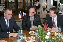 Ministr financí Miroslav Kalousek (vlevo) debatuje s představiteli kraje.