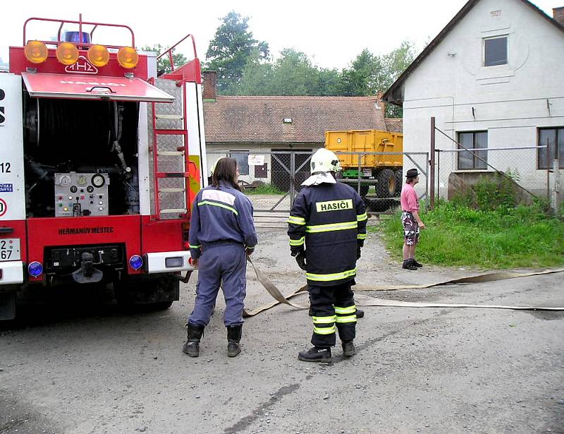 Hasiči zasahovali při požáru chléva v Načešicích.