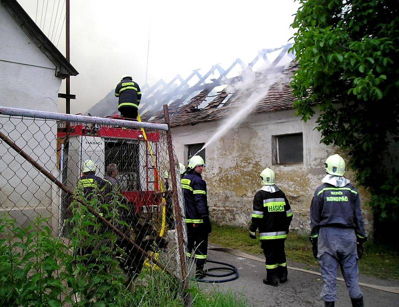 Hasiči zasahovali při požáru chléva v Načešicích.