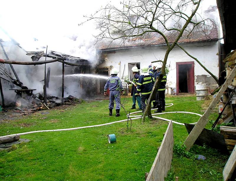 Hasiči zasahovali při požáru chléva v Načešicích.